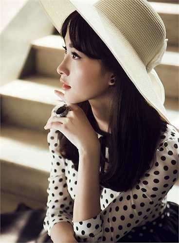 Không cần hở hang, ăn mặc táo bạo, Hoa hậu vẫn khiến công chúng để mắt đến và được giới truyền thông săn đón. 