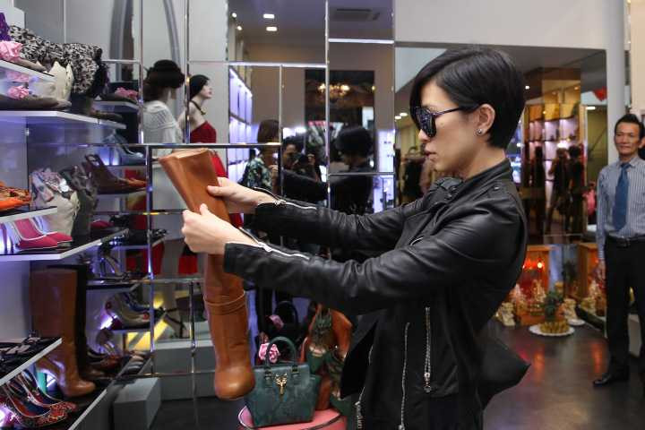 Ngay vừa khi tới Việt Nam, và ngày hôm sau Xa Thi Mạn cũng đều ở lại đây. Ngay khi vừa đặt chân đến thủ phủ thời trang của Lý Nhã Kỳ, Xa Thi Mạn đã bày tỏ sự ngạc nhiên, thích thú khi Lý Nhã Kỳ có một cơ ngơi thời trang lớn đến vậy, trong đó có nhiều thương hiệu mà Xa Thi Mạn cũng rất yêu thích.