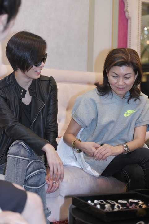 Ngay khi mới tới, Xa Thi Mạn đã thích thú dạo quanh shop, ngắm các thiết kế mà cô cho rằng rất đúng gu thời trang của mình. Xa Thi Mạn cũng cùng người phụ nữ quyền lực của làng giải trí Hong Kong, Lạc Di Linh, thử trang sức.