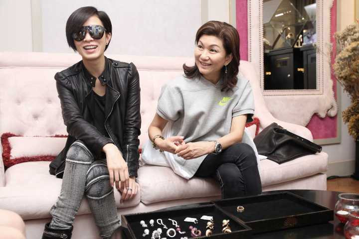 Chào mừng sự có mặt lần đầu tiên của Xa Thi Mạn tại Việt Nam, Lý Nhã Kỳ đã đặc biệt dành tặng người bạn mà cô rất yêu quý này một đôi trang sức bông tai kim cương làm quà tặng mà Xa Thi Mạn rất thích. Nữ hoàng điện ảnh Hong Kong đã rất cảm động vì món quà đầy tình cảm này của Lý Nhã Kỳ.