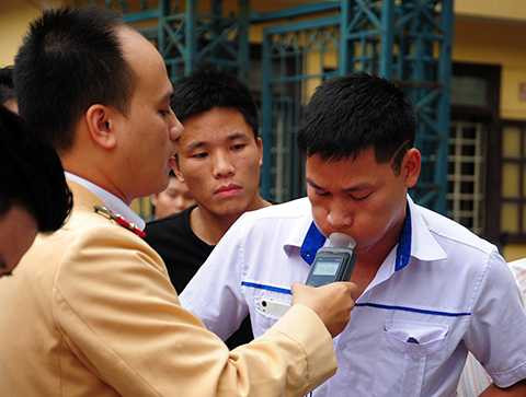 Lực lượng chức năng kiểm tra nồng độ cồn tài xế Lực lượng chức năng kiểm tra nồng độ cồn tài xế
