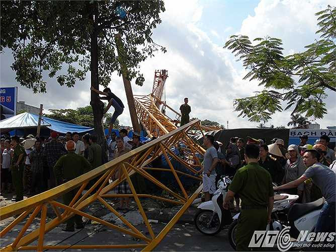 Thông tin ban đầu, vào khoảng 11h20 trưa nay (18/11), tại khu vực đang thi công công trình trụ sở làm việc Chi nhánh Ngân hàng BIDV Đông Hải Phòng (đường Lê Hồng Phong, Hải Phòng) xảy ra vụ sập cần cẩu khiến nhiều người thương vong.