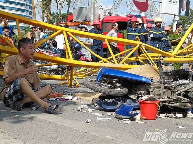 Nạn nhân là ông Lê Quang Bảy (SN 1966, địa chỉ khu Đầm Lác, phường Gia Viên, Ngô Quyền, Hải Phòng) đang trên đường đi làm về thì bị cẩu công trình văng đổ vào người tử vong tại chỗ, chiếc xe máy của ông Bảy bị đè bẹp dúm.