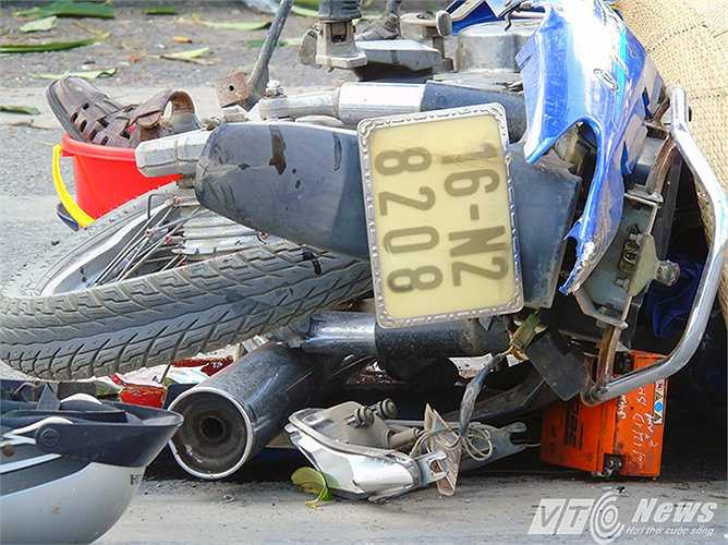 Chiếc xe máy của ông Bảy bị bẹp dúm.