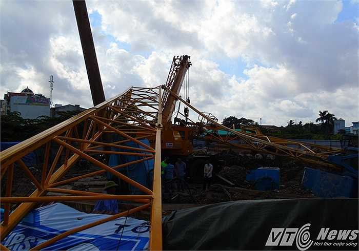 Chiếc cẩu có chiều cao khoảng 50-70m, nên khi đổ sập chắn ngang từ trong công trường ra giữa đường Lê Hồng Phong - tuyến đường rộng nhất TP Hải Phòng tính đến thời điểm hiện tại.