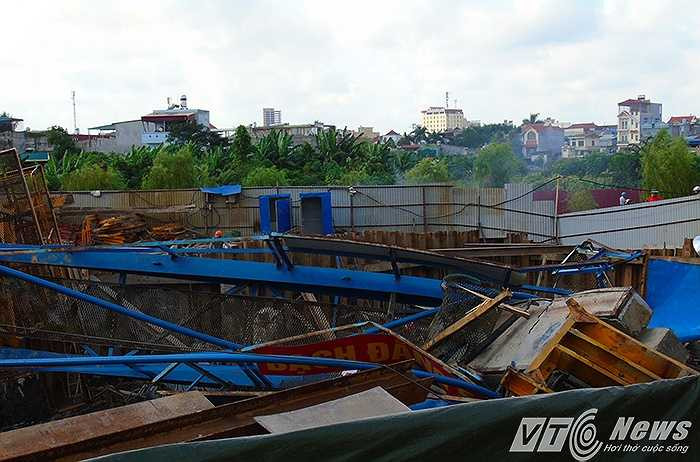 Máy móc, vật tự gãy đổ, hư hỏng nằm ngổn ngang trong công trường.