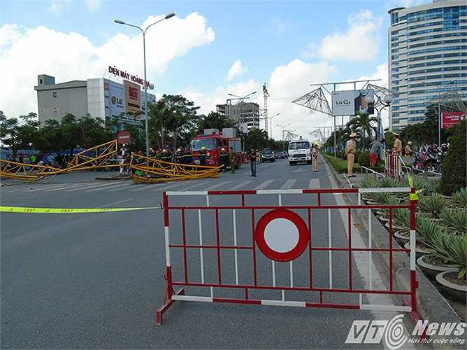 Đến 12h30, các lực lượng chức năng phong tỏa hiện trường, phục vụ cho việc khám nghiệm hiện trường, điều tra làm rõ nguyên nhân vụ tai nạn.