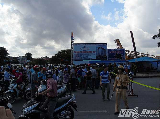 Hàng ngàn người dân đứng dưới trời nắng theo dõi vụ việc, nhiều người tỏ ra khá bức xúc trước việc đơn vị thi công không bảo đảm an toàn cho người dân qua lại khu vực.