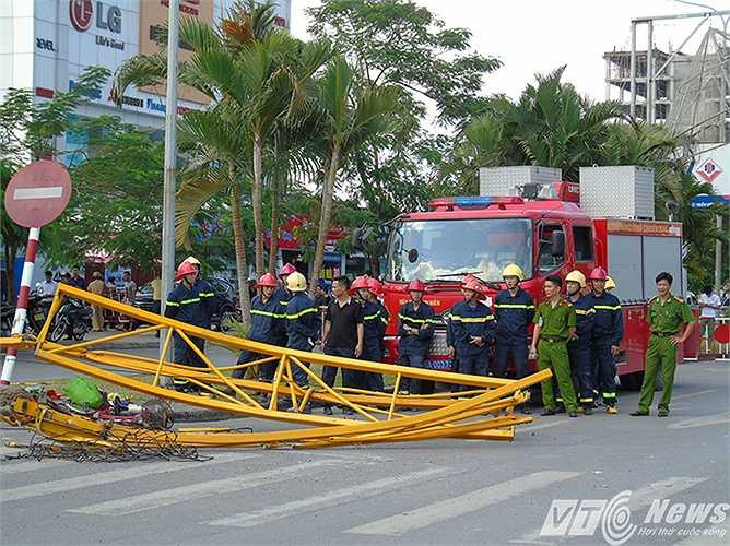 Lực lượng Cảnh sát PCCC chuẩn bị vào cứu hộ, giải phóng hiện trường.