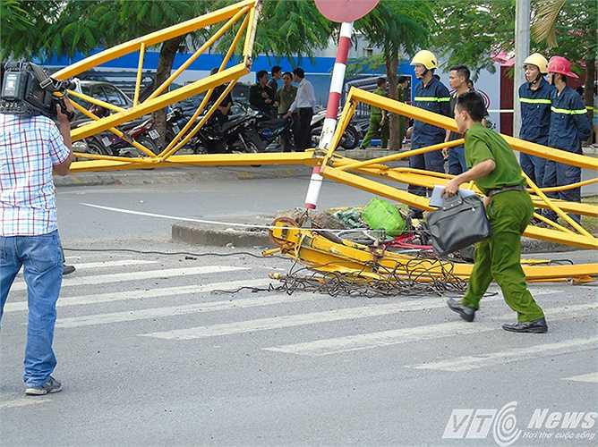 Lực lượng chức năng khám nghiệm hiện trường.