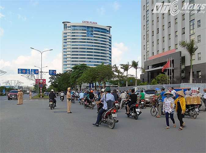 Các lực lượng chức năng điều tiết giao thông gần hiện trường.