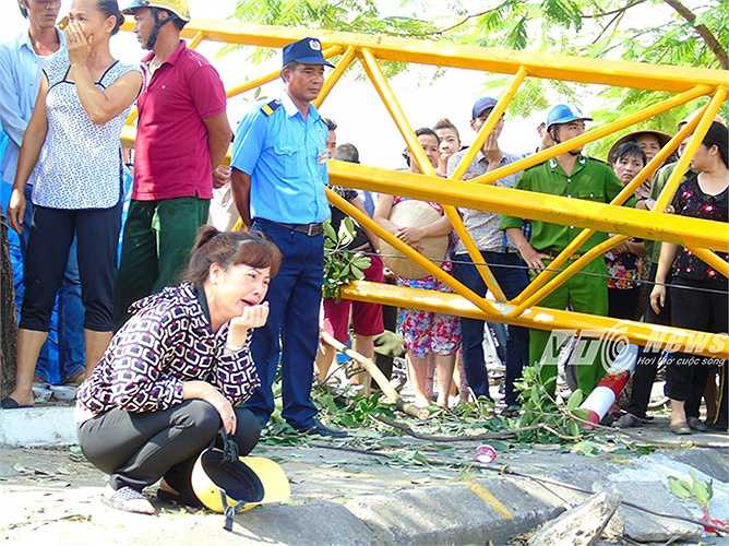 Người thân đau đớn khi đến hiện trường đã thấy nạn nhân chết thảm.