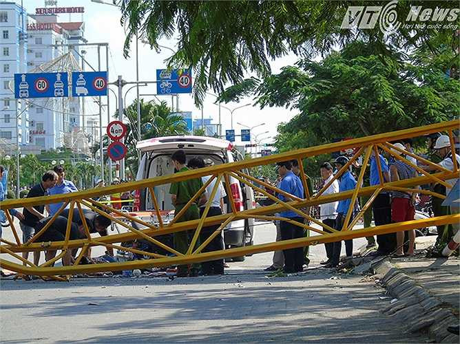 Đến 13h cùng ngày, thi thể nạn nhân được đưa ra khỏi hiện trường.