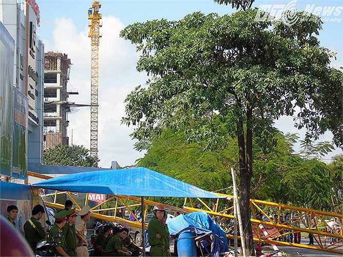 Cách đó vài trăm mét, một chiếc cẩu khác cao ngất ngưởng 'tọa lạc' gần đường Lê Hồng Phong.