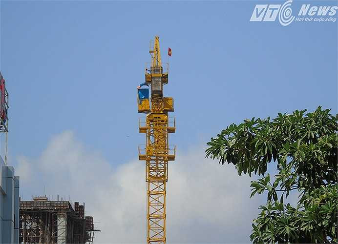 Nhiều người dân nhìn chiếc cẩu này không khỏi lo ngại tính an toàn của nó, vì nằm ngay bên đường Lê Hồng Phong, hàng ngày có mật độ người và phương tiện tham gia giao thông khá lớn. (Minh Khang)