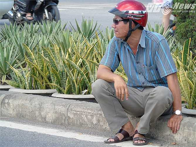 Người đàn ông này quá đau đớn, ngồi lặng người nhìn thi thể người em chết thảm.