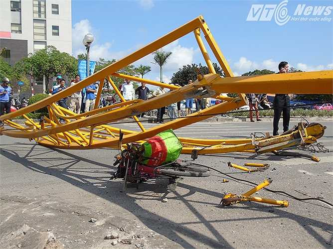 Chiếc xe đạp của bà Đoàn Thị Tuyến (67 tuổi, quê Nam Định) nằm chỏng chơ ở hiện trường. Bà Tuyến là một nạn nhân khác trong vụ tai nạn, bà may mắn chỉ bị thương. 