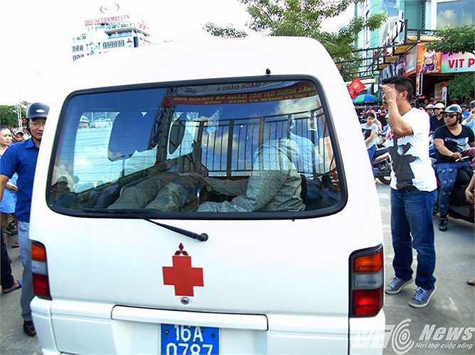 Đến 12h30 cùng ngày, người công nhân bị thương kẹt trong cabin máy cẩu đã được lực lượng chức năng giải cứu, đưa đi cấp cứu tại bệnh viện.