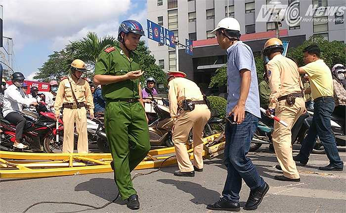Sau khi vụ tai nạn xảy ra, các lực lượng chức năng của TP Hải Phòng đã có mặt kịp thời, điều tiết giao thông, bảo vệ hiện trường, tránh ùn tắc trong giữa giờ trưa.