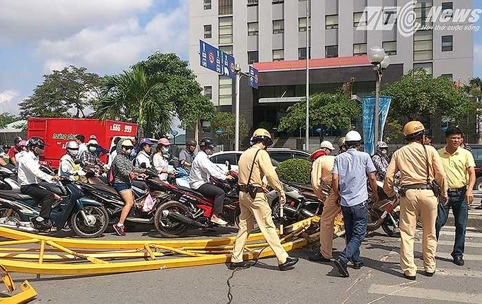 Lực lượng CSGT Đội 1 - Công an TP Hải Phòng dùng tay kéo chiếc cậu chắn ngang đường, giúp người dân đi lại thuận lợi.