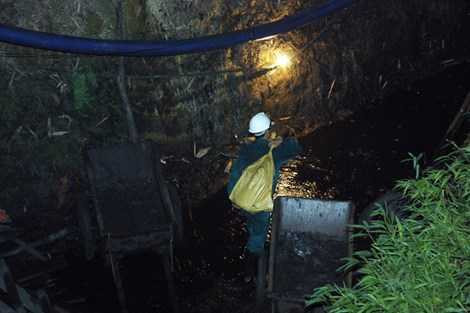 hầm sâu lại có nhiều bùn lầy, nhiều ngõ ngách nên việc tìm kiếm cứu nạn hai người mắc kẹt bên trong hết sức khó khăn