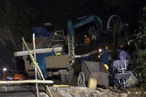 Sau nhiều giờ nỗ lực tìm kiếm, 2 nạn nhân vẫn bặt vô âm tín