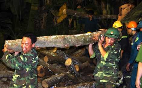 Sập lò than ở Hoà Bình: Trăm người xuyên đêm giải cứu 2 công nhân mắc kẹt