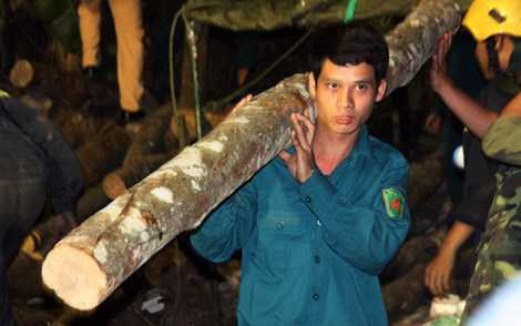 Nhiều cây gỗ được chuyển tới để chuẩn bị chống vào đường hầm, đề phòng tái sập.