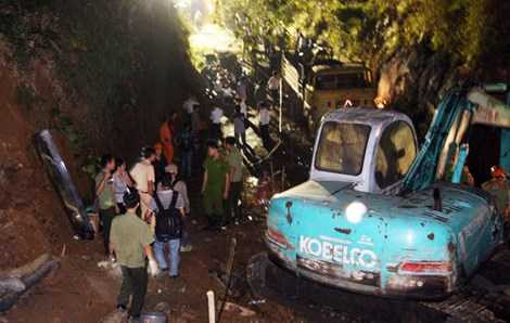 Sập lò than ở Hoà Bình: Trăm người xuyên đêm giải cứu 2 công nhân mắc kẹt