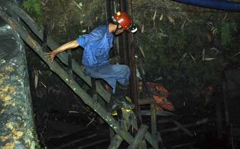 Hiện công tác cứu hộ hai nạn nhân bị mắc kẹt trong hầm vẫn đang được lực lượng chức năng triển khai tích cực, bất kể trong đêm tối.