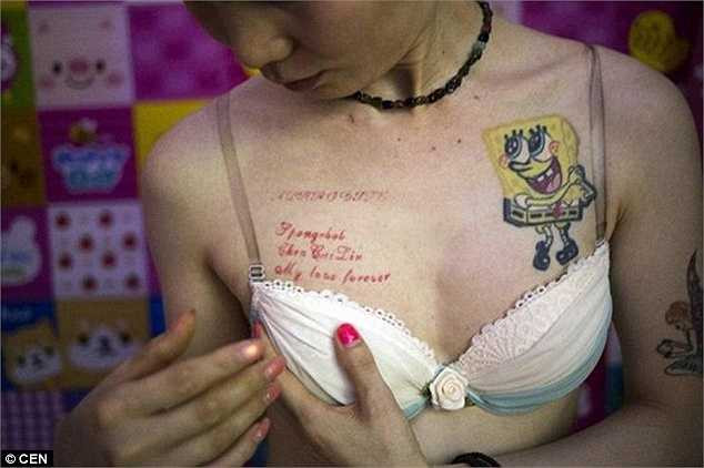 Hiện Li đang trải qua khóa thực tập để trở thành thợ hớt tóc. Khác với các bạn nam cùng tuổi, Li thường mặc áo ngực mỗi khi đi làm. Anh còn xăm hình tượng nữ thần tình yêu Aphrodite trên người như muốn nói lên niềm khát khao của mình.