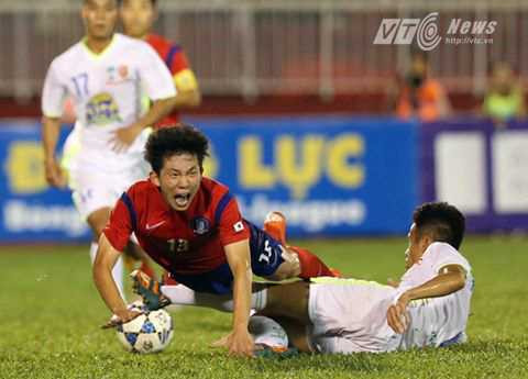 U19 Hàn Quốc phòng ngự chặt, phản công nguy hiểm (Ảnh: Quang Minh)