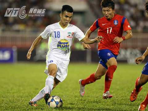 Thanh Tùng bỏ lỡ cơ hội quân bình tỷ số (Ảnh: Quang Minh)