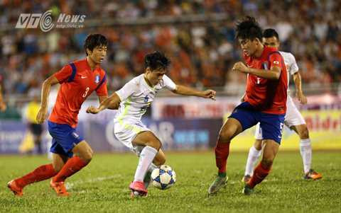 Văn Toàn không vượt qua được 2 cầu thủ U19 Hàn Quốc (Ảnh: Quang Minh)