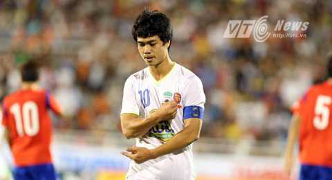 Sự tiếc nuối của Công Phượng sau tình huống kết thúc ra ngoài (Ảnh: Quang Minh)