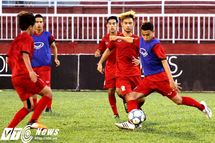 Trong tích tắc, chỉ cần có khoảng không để vung chân là mọi cầu thủ U21 Thái Lan đều sút bóng (Ảnh: Hoàng Tùng)