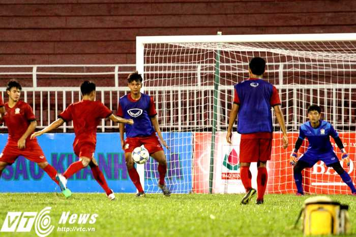 Trong tích tắc, chỉ cần có khoảng không để vung chân là mọi cầu thủ U21 Thái Lan đều sút bóng (Ảnh: Hoàng Tùng)