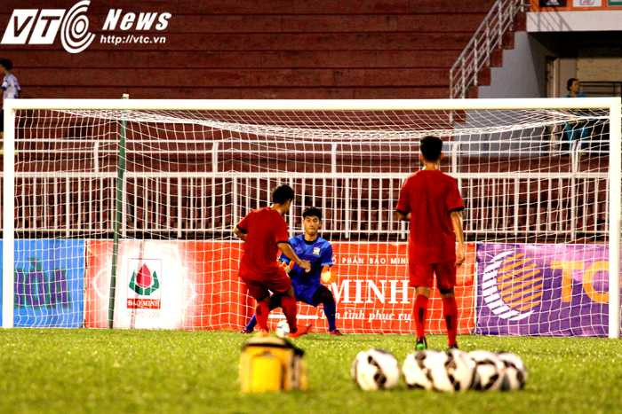 Rất thường xuyên trong buổi tập, các cầu thủ U21 Thái Lan có cơ hội đối mặt thủ môn (Ảnh: Hoàng Tùng)