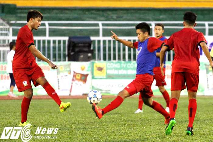 Khi mất bóng, U21 Thái Lan nhanh chóng tổ chức vây hãm tranh chấp, cướp lại (Ảnh: Hoàng Tùng)