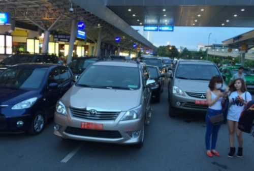 Xe biển số đỏ xếp hàng 2, hàng 3 gây cản trở giao thông trước ga quốc nội. Ảnh: Hữu Công