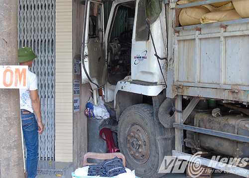 Bánh xe cán đúng chiếc ghế chủ cửa hàng, trong khi người này vừa mới đi sang nhà bên cạnh - Ảnh MK Bánh xe cán đúng chiếc ghế chủ cửa hàng, trong khi người này vừa mới đi sang nhà bên cạnh - Ảnh MK