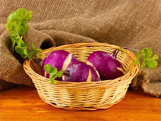 Củ cải rất giàu kích thích tố tăng trưởng và ăn củ cải thường xuyên giúp thúc đẩy chiều cao. Củ cải rất giàu vitamin, khoáng chất, chất xơ, protein, cholesterol và chất béo. Bạn có thể nấu với các loại rau khác hoặc nước sốt.