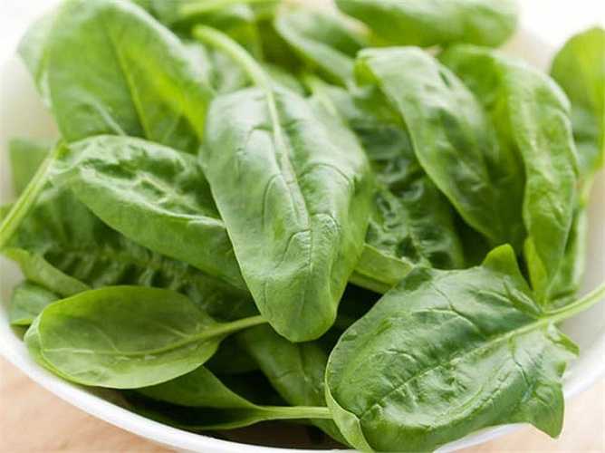 Rau bina là một loại rau có lá màu xanh, là một nguồn giàu các vitamin, sắt, chất xơ và calcium, giúp cải thiện sự tăng trưởng của cơ thể theo chiều dọc.