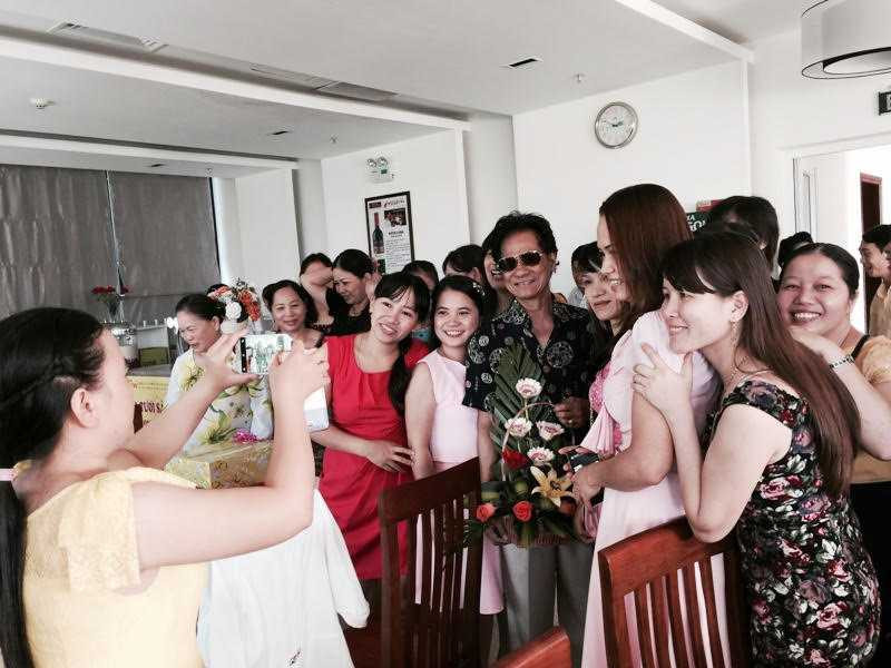 Chế Linh đã có mặt tại Quảng Ngãi từ khá sớm để chuẩn bị cho đêm diễn của mình được tốt nhất. Vừa tới Quảng Ngãi, ông lập tức đã được fan hâm mộ nhận ra, đặc biệt là các fan nữ đã ào tới xin chụp hình chung khiến nam ca sĩ cực kỳ bối rối.