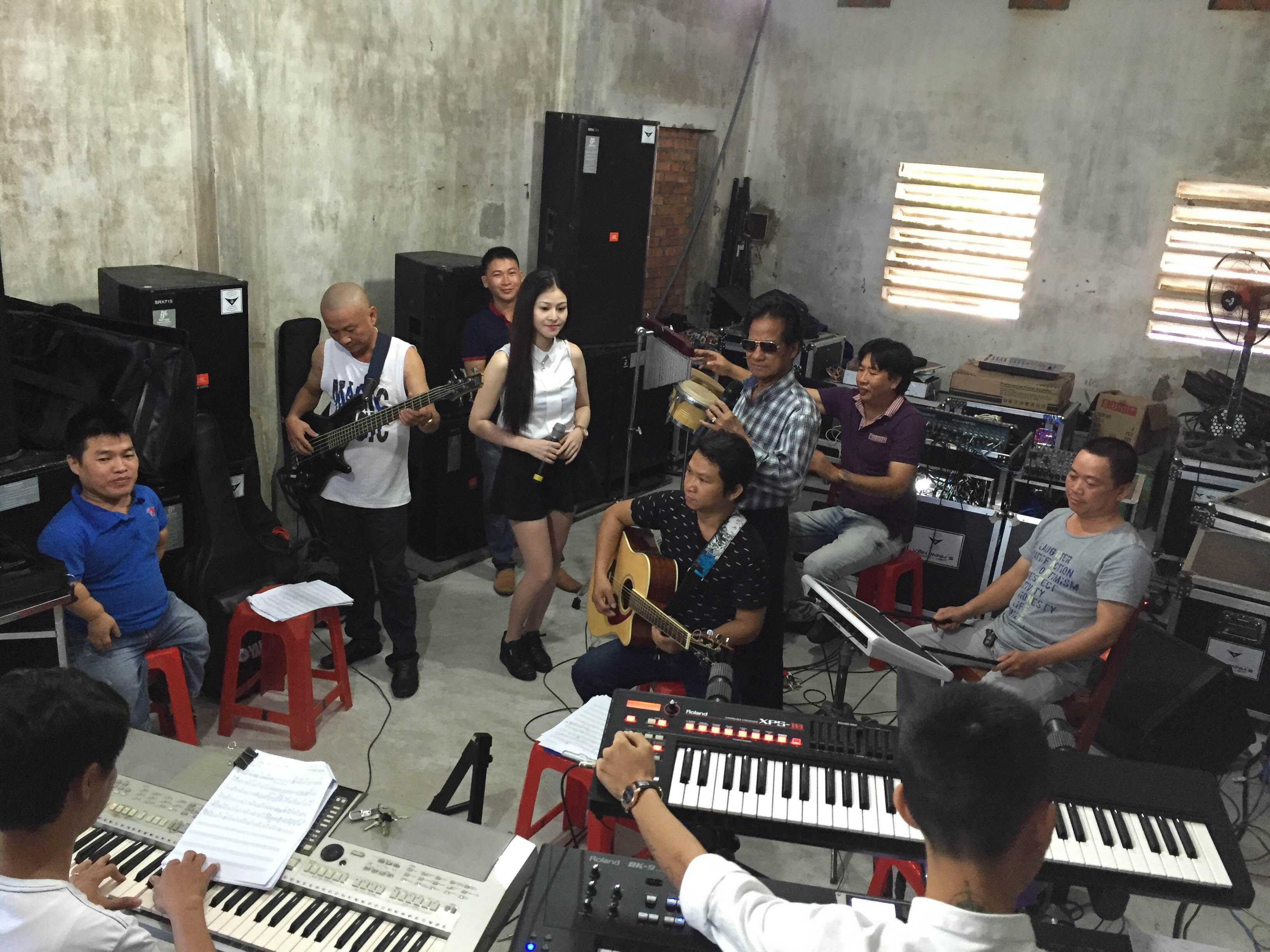 Ngoài 70 tuổi, vẻ phong trần, lãng tử của Chế Linh vẫn rất hấp dẫn và làm xiêu lòng các fan nữ. Khi tới Quảng Ngãi, Chế Linh cũng bước vào tập luyện ngay cùng ban nhạc tại một địa điểm phòng thu của người cháu của ông tại Quảng Ngãi.