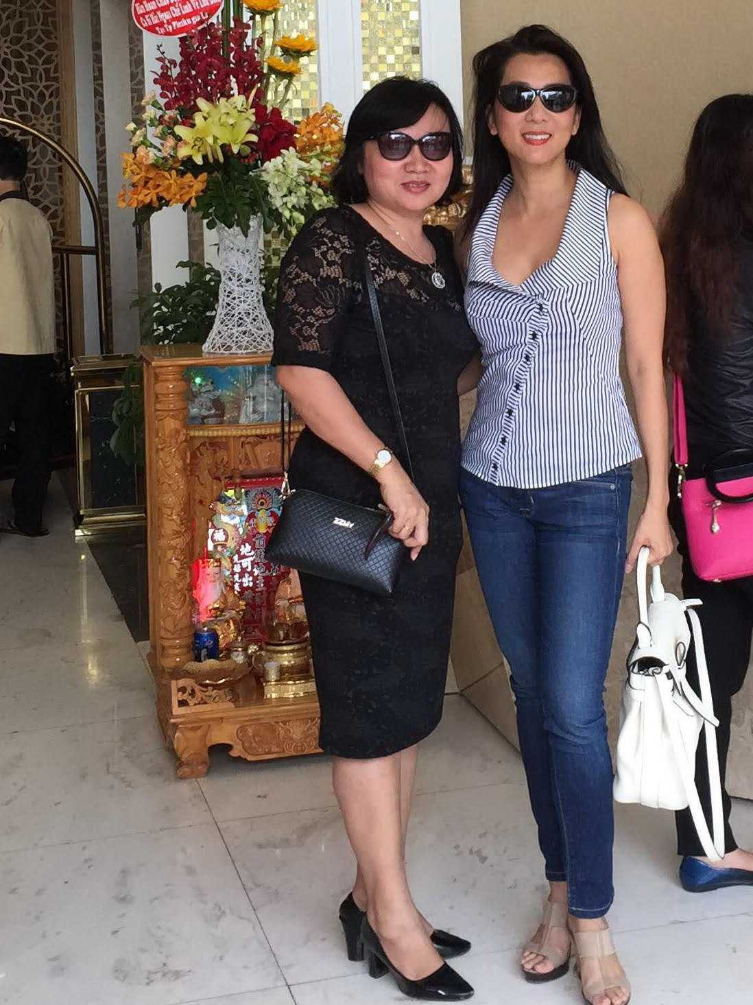 Không gian của phòng thu dược xây dựng với phong cách độc đáo, cũ kỹ và ấn tượng. Đồng hành cùng Chế Linh trong tour diễn này là MC xinh đẹp Nguyễn Cao Kỳ Duyên,