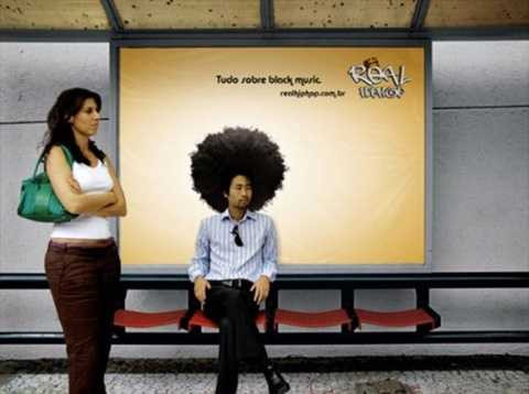  Một hãng <a href='https://vtcnews.vn/kinh-te.1.0.html' >kinh doanh</a> tóc giả đã đưa hình sản phẩm lên tấm biển quảng cáo đặt ở các khu chờ xe bus, và hiệu ứng mà nó mang lại khá hiệu quả. 