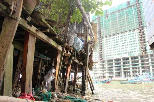 Cồn Nhất Trí (nằm giữa cầu Xóm Bóng và Hà Ra thuộc phường Vĩnh Phước). Theo UBND phường Vĩnh Phước, TP Nha Trang, cồn có hơn 1.400 hộ dân với khoảng 7.000 nhân khẩu nhưng chỉ sống chen chúc trên diện tích 21 ha. Những căn nhà chồ chật hẹp, nhếch nhác cứ mọc bên cạnh đô thị phồn hoa