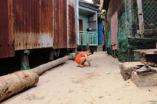 Trẻ em sống trong môi trường mất vệ sinh, tiềm ẩn nhiều nguy hiểm