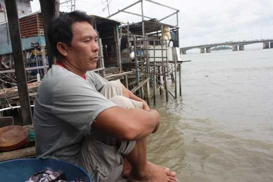 Ông Nguyễn Văn Biên cũng muốn con cái thoát khỏi cảnh nhà chồ khi hay tin UBND TP Nha Trang đã đồng ý thỏa thuận địa điểm cho Công ty TNHH Đầu tư Phạm Trần thực hiện dự án tổ hợp khách sạn 5 sao, khu vui chơi giải trí và nhà ở thương mại dịch vụ tại đây. Thế nhưng ông Biên vẫn lo sợ nếu việc giải tỏa trắng diễn ra sẽ đẩy gia đình ông vào cảnh khó hơn.